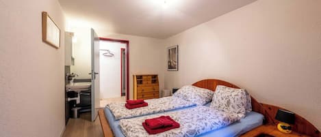 2 soverom, strykejern/-brett, reiseseng for barn og wi-fi