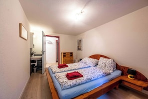 2 Schlafzimmer, Schreibtisch, Bügeleisen/Bügelbrett, Reisekinderbett