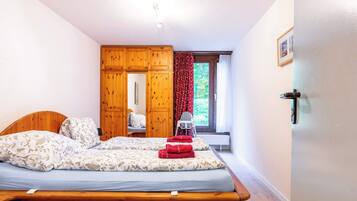 Bügeleisen/Bügelbrett, Reisekinderbett, WLAN, Bettwäsche