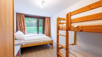 2 bedrooms, desk, iron/ironing board, travel cot
