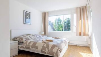 2 bedrooms, desk, iron/ironing board, travel cot