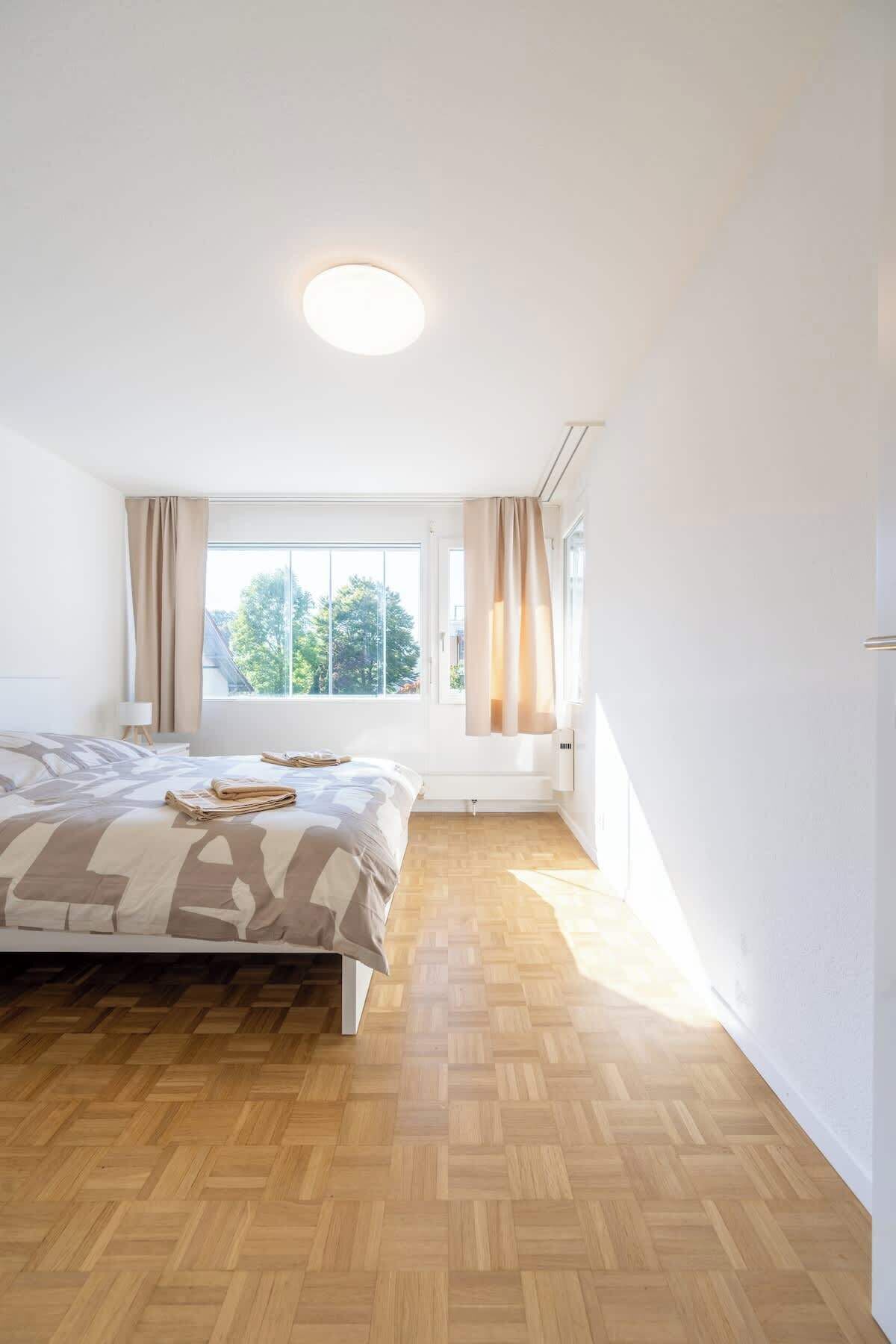 2 soverom, skrivebord, strykejern/-brett og reiseseng for barn