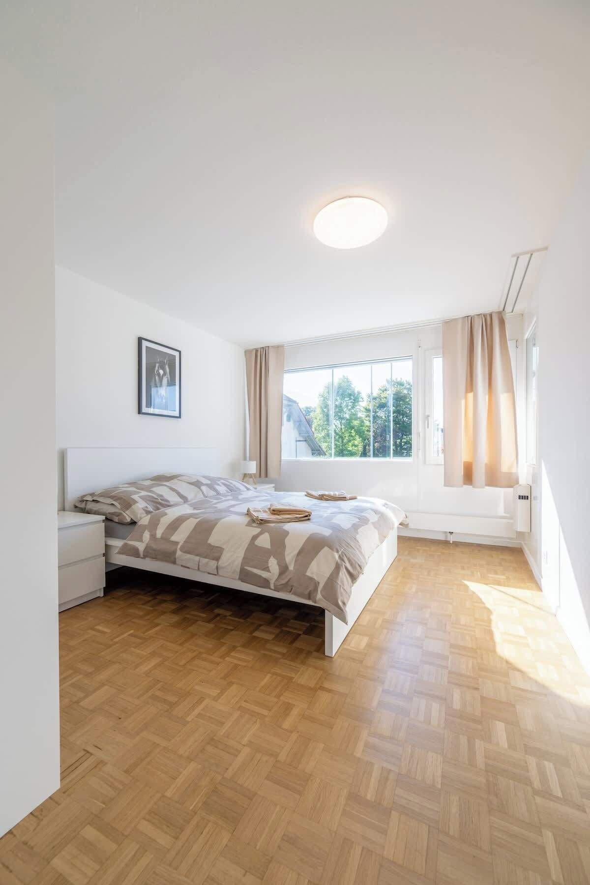 2 Schlafzimmer, Schreibtisch, Bügeleisen/Bügelbrett, Reisekinderbett