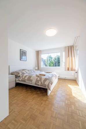 2 Schlafzimmer, Schreibtisch, Bügeleisen/Bügelbrett, Reisekinderbett