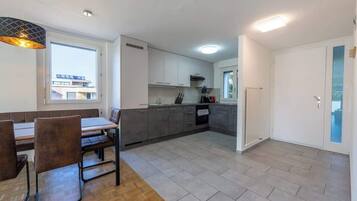 Fridge, microwave, oven, coffee/tea maker