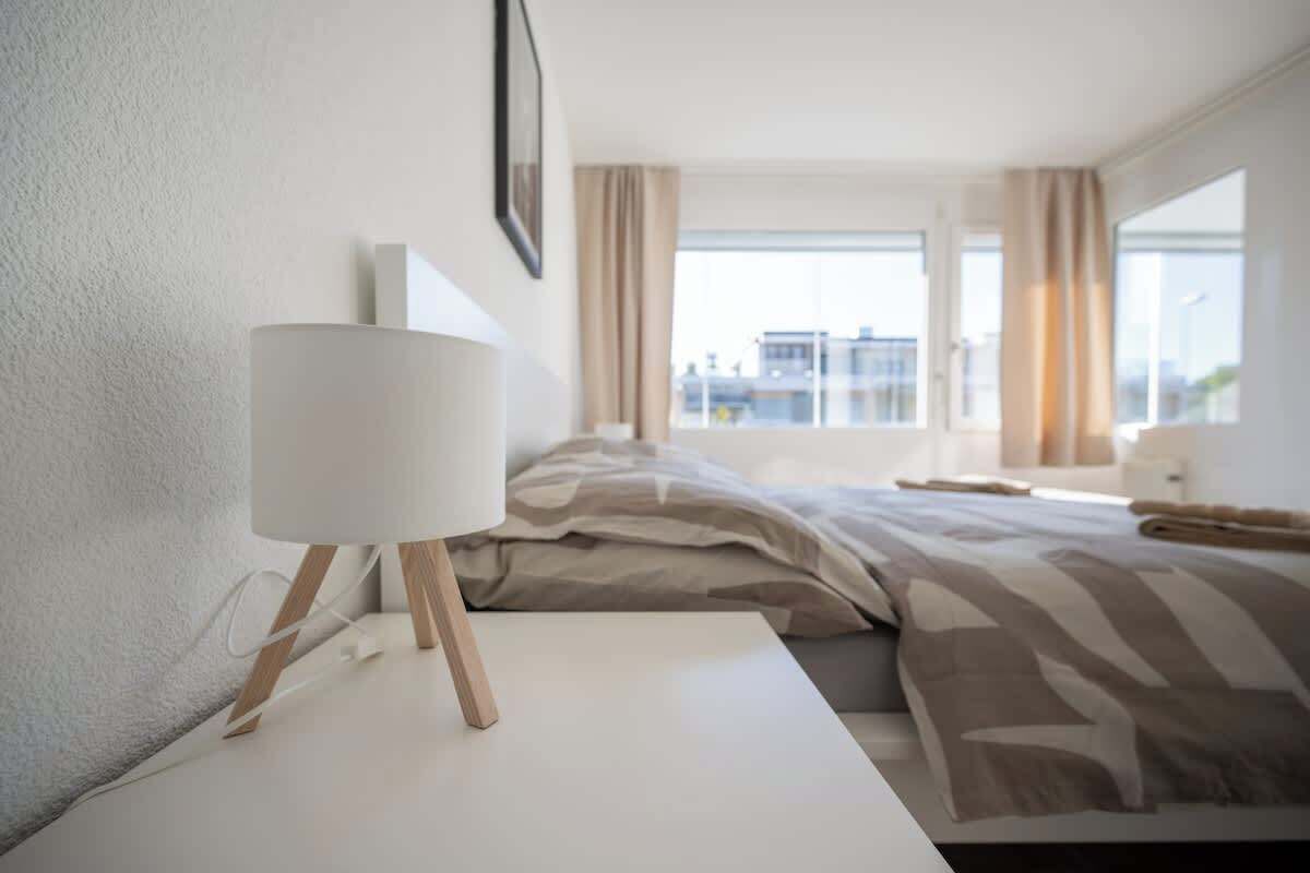 2 chambres, bureau, fer et planche à repasser, lit parapluie