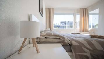 2 camere, una scrivania, ferro/asse da stiro, culla da viaggio