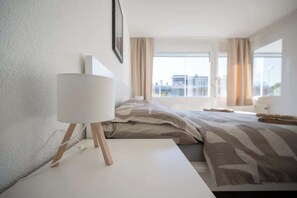 2 bedrooms, desk, iron/ironing board, travel cot - Bright and Big Lake Thun Apartment | Walk to Lake (Thun)