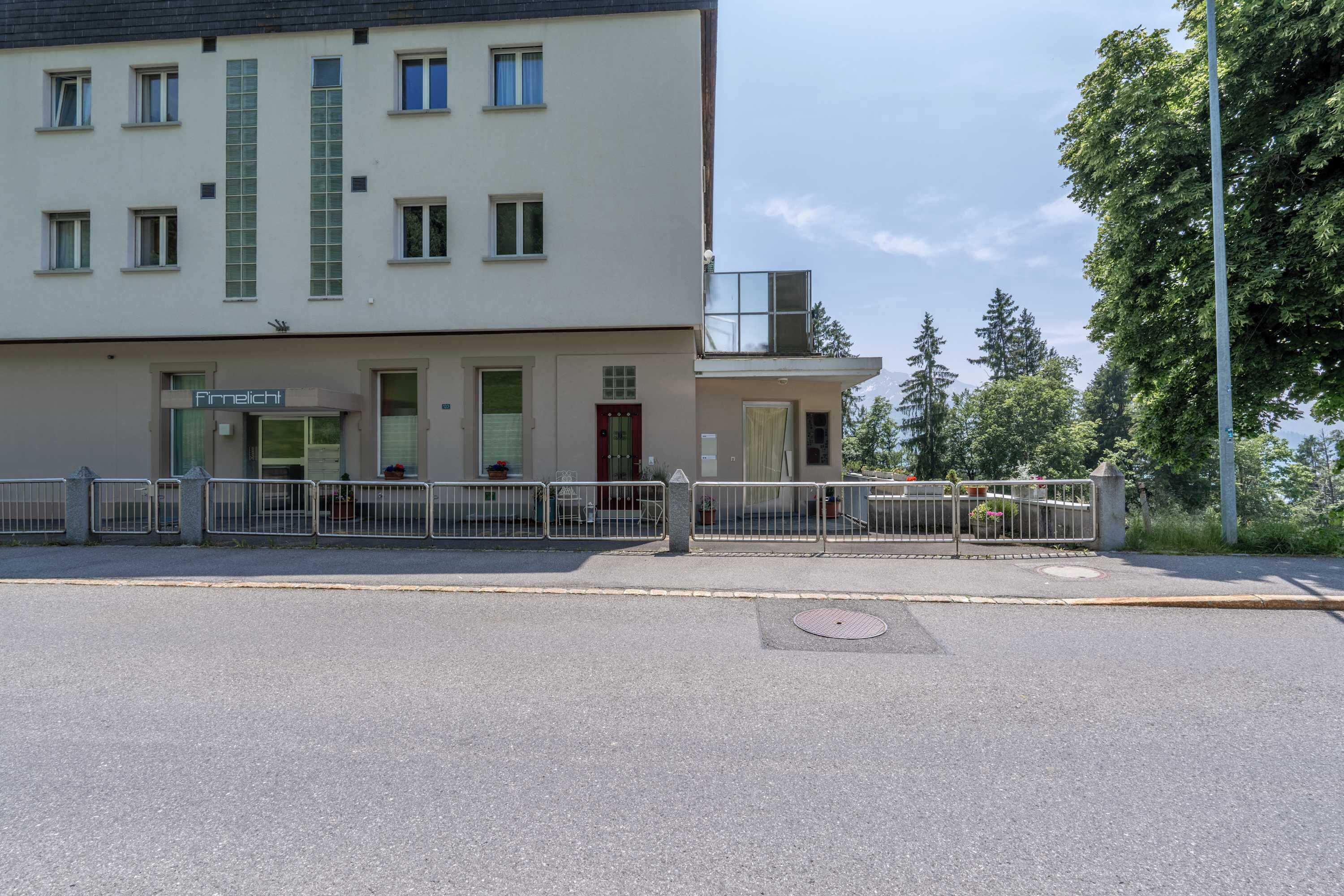 Ein zweistöckiges Gebäude mit einem Schild, auf dem 'Fimmelich' steht.