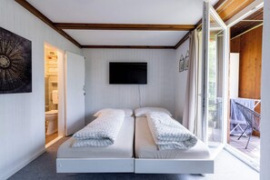 2 Schlafzimmer, Schreibtisch, Bügeleisen/Bügelbrett, Reisekinderbett