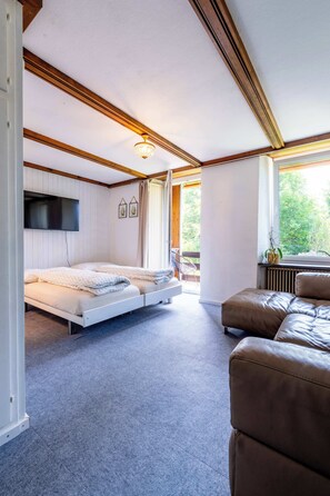 2 عدّة غرف نوم ومكتب ومكواة/لوح كي وسرير سفر