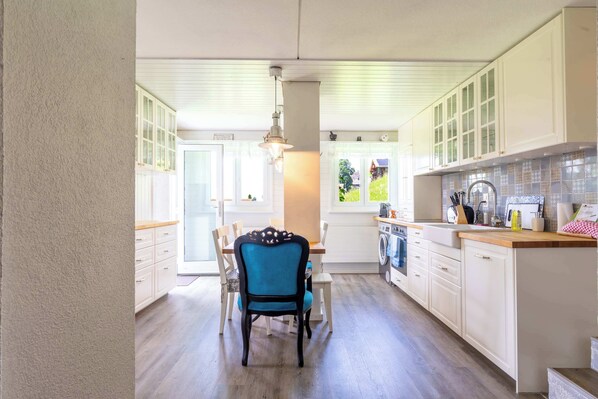 Fridge, microwave, oven, stovetop - Lake View Apartment Near Interlaken with Balcony (Beatenberg)