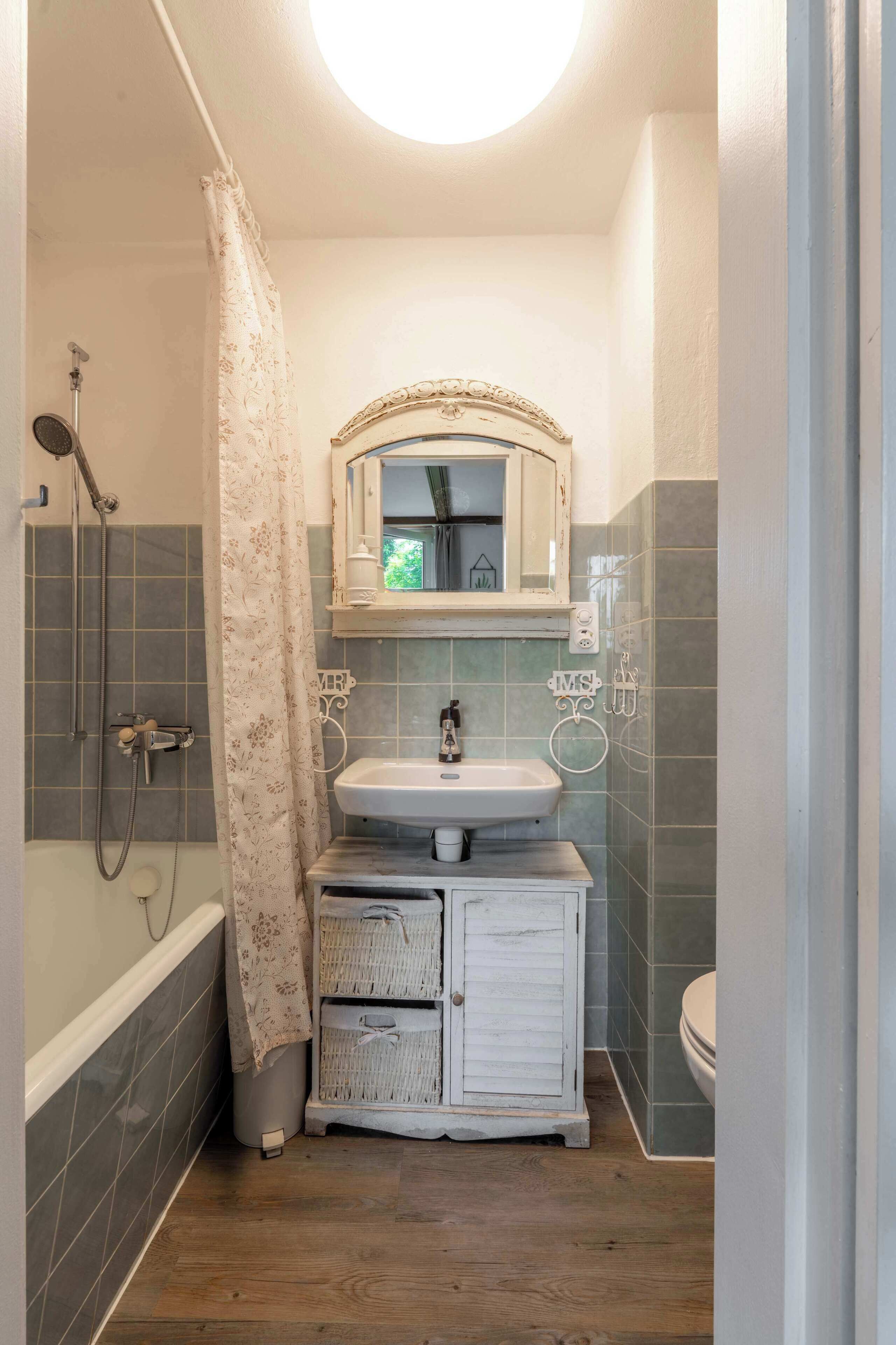 Un baño con ducha, lavabo e inodoro.