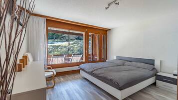 2 slaapkamers, een bureau, een strijkplank/strijkijzer, reisbedje