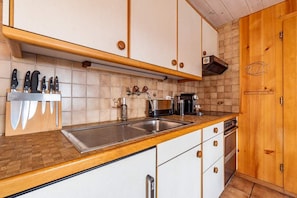 冷蔵庫、オーブン、コンロ、コーヒー / ティーメーカー