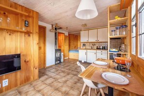 Fridge, oven, stovetop, coffee/tea maker - Lake and Mountain View Chalet,Fireplace and Garden (Axalp)