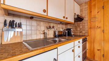 Jääkaappi, uuni, liesi, kahvin-/teenkeitin