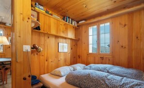 2 bedrooms, desk, iron/ironing board, travel crib - Lake and Mountain View Chalet,Fireplace and Garden (Axalp)