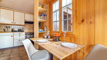 Refrigerador, horno, parrilla de estufa y cafetera y tetera