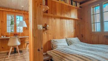 2 habitaciones, tabla de planchar con plancha, cuna de viaje y wifi