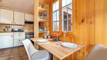 Kühlschrank, Ofen, Herdplatte, Wasserkocher mit Kaffee-/Teezubehör