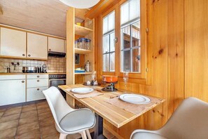 Kühlschrank, Ofen, Herdplatte, Wasserkocher mit Kaffee-/Teezubehör