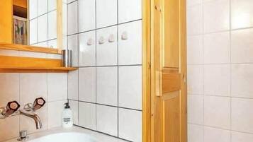 Doccia, asciugacapelli, asciugamani, shampoo