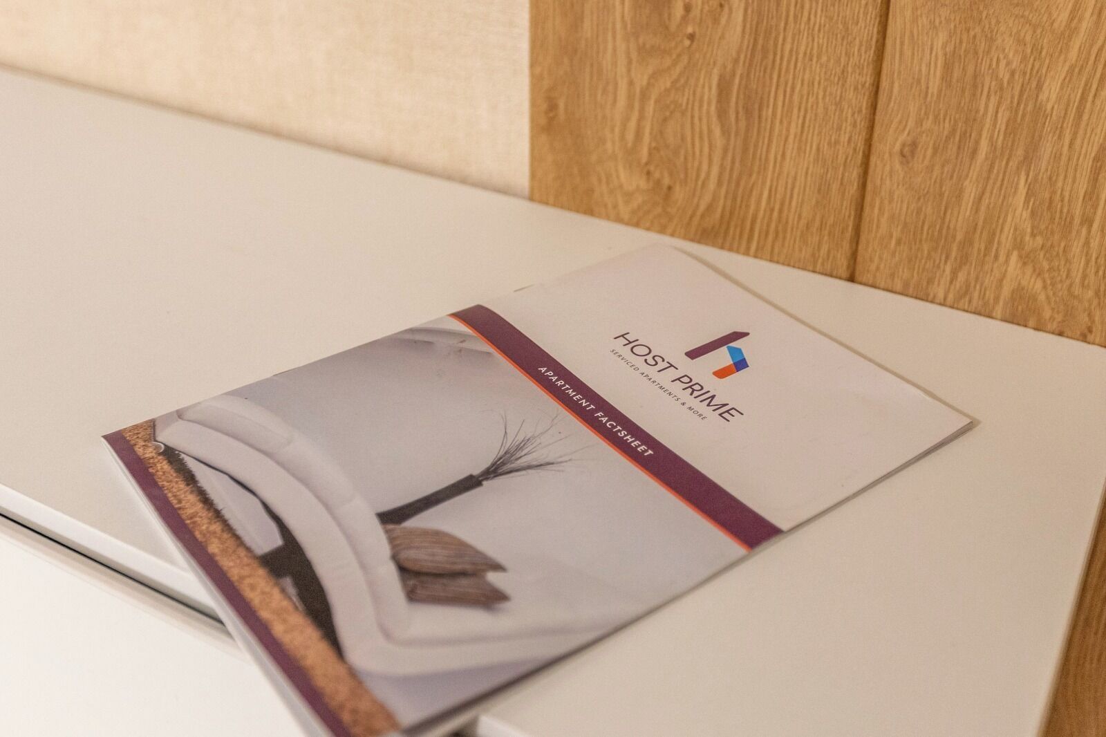 Un folleto de Host Prime Apartments, con un diseño moderno que incluye un logotipo y el texto 'APARTMENT FACTSHEET'.