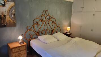 3 slaapkamers, een strijkplank/strijkijzer, beddengoed