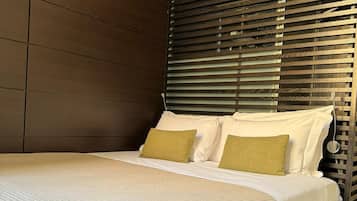 Habitación cuádruple familiar, vistas a la ciudad | Caja fuerte, tabla de planchar con plancha, wifi gratis