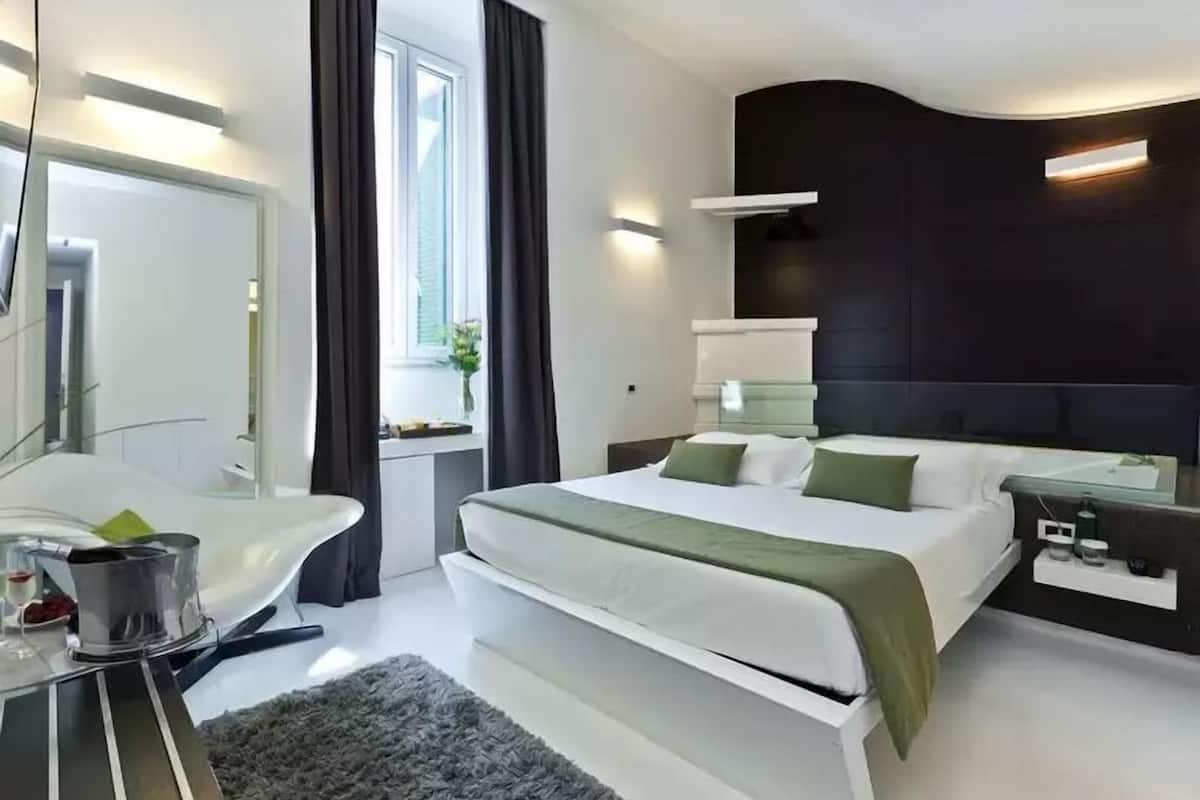 Habitación doble ejecutiva, 1 cama Queen size, vista a la ciudad | Caja de seguridad en la habitación y tabla de planchar con plancha