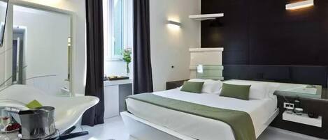 Habitación doble ejecutiva, 1 cama Queen size, vista a la ciudad | Caja de seguridad en la habitación y tabla de planchar con plancha