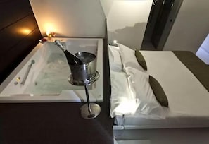 Quarto casal executivo, 1 cama Queen | Cofres nos quartos, ferros/tábuas de passar roupa, Wi-Fi de cortesia