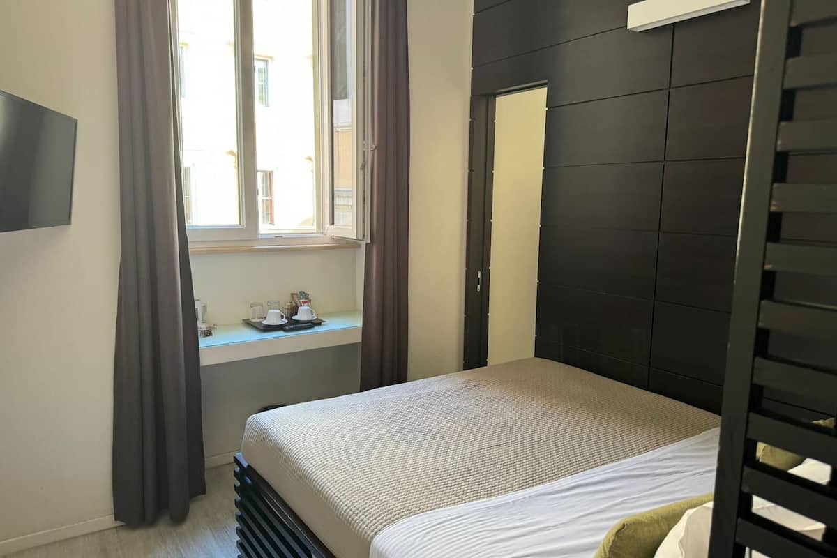 Habitación cuádruple familiar, vista a la ciudad | Caja de seguridad en la habitación y tabla de planchar con plancha