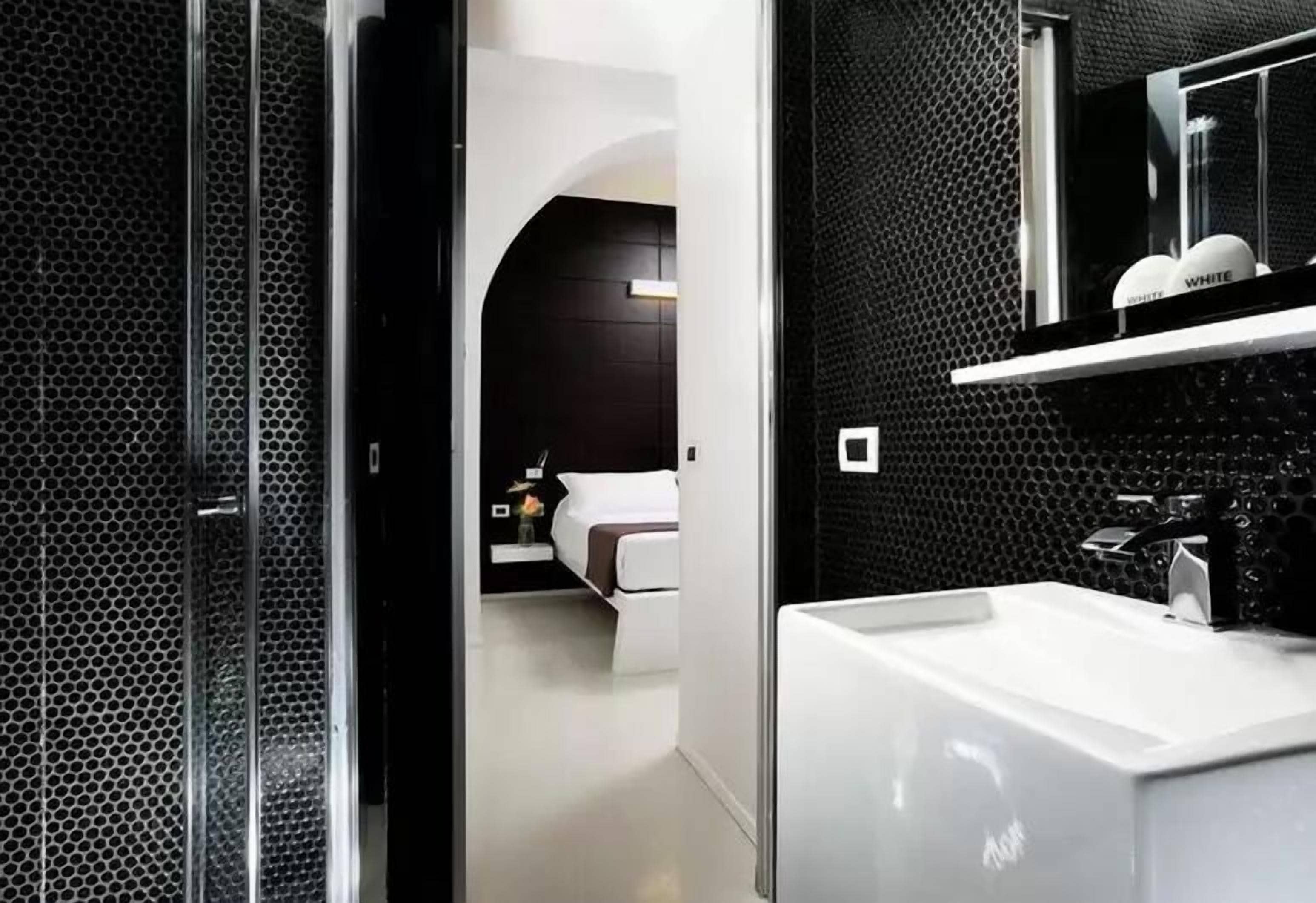 Doppia Standard, vista cortile | Bagno | Doccia, asciugacapelli, asciugamani, sapone