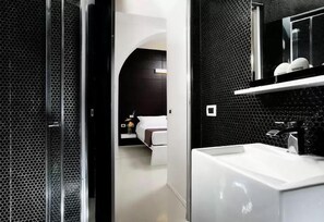 Standard Double Room, Courtyard View | Bathroom | Shower, hair dryer, towels, soap - Navona to Stay (Rome)