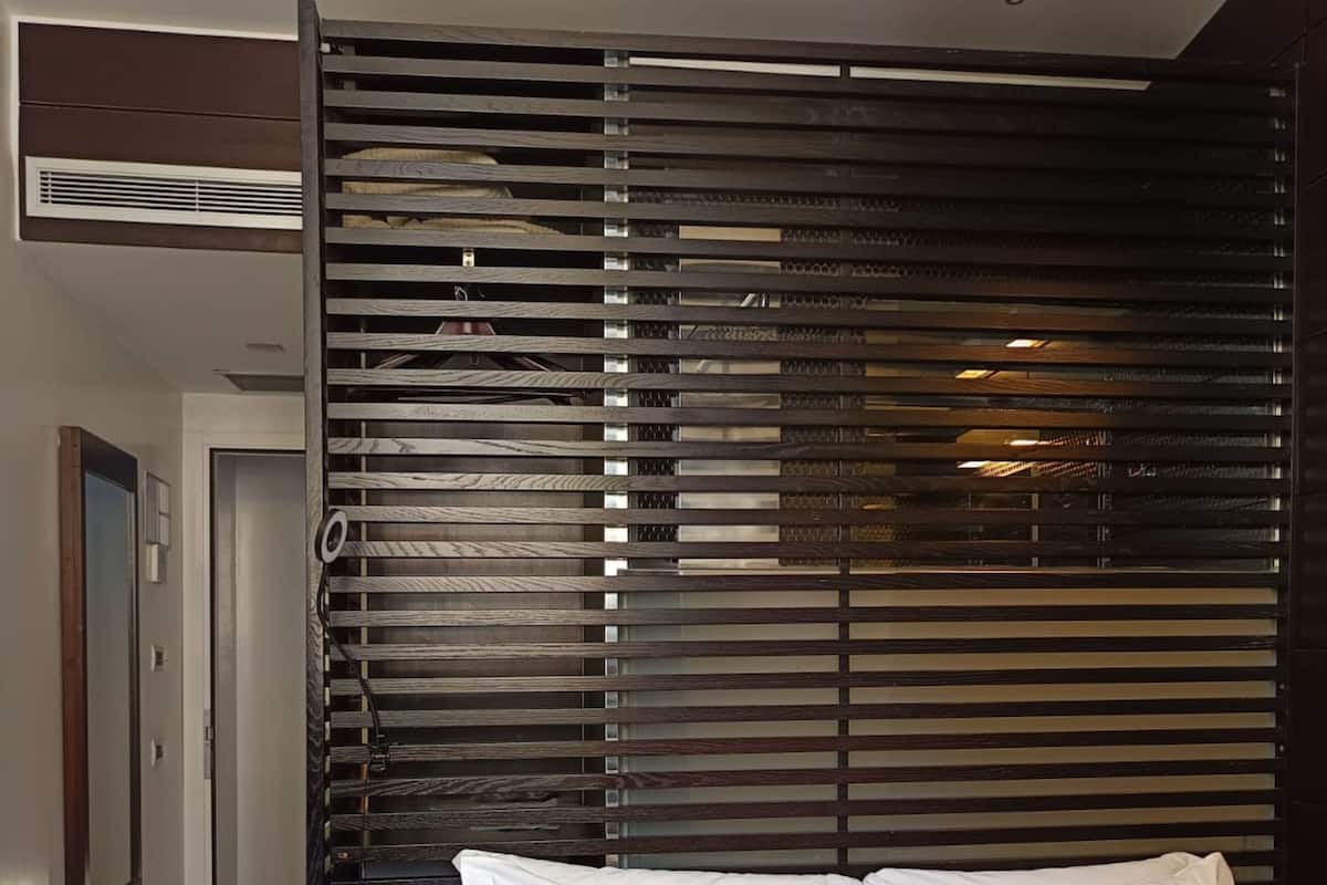 Habitación básica, vista a la ciudad | Caja de seguridad en la habitación y tabla de planchar con plancha