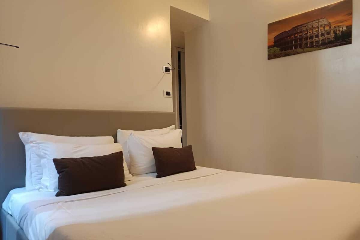 Habitación doble estándar, vista al patio | Caja de seguridad en la habitación y tabla de planchar con plancha