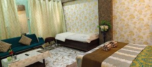 Family Room, Air conditioning | Desk, laptop workspace, free WiFi - Kashiyana Stay (Varanasi)