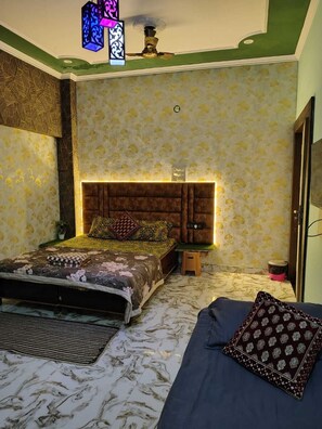 Desk, laptop workspace, free WiFi - Kashiyana Stay (Varanasi)