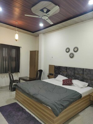 Desk, laptop workspace, free WiFi - Kashiyana Stay (Varanasi)