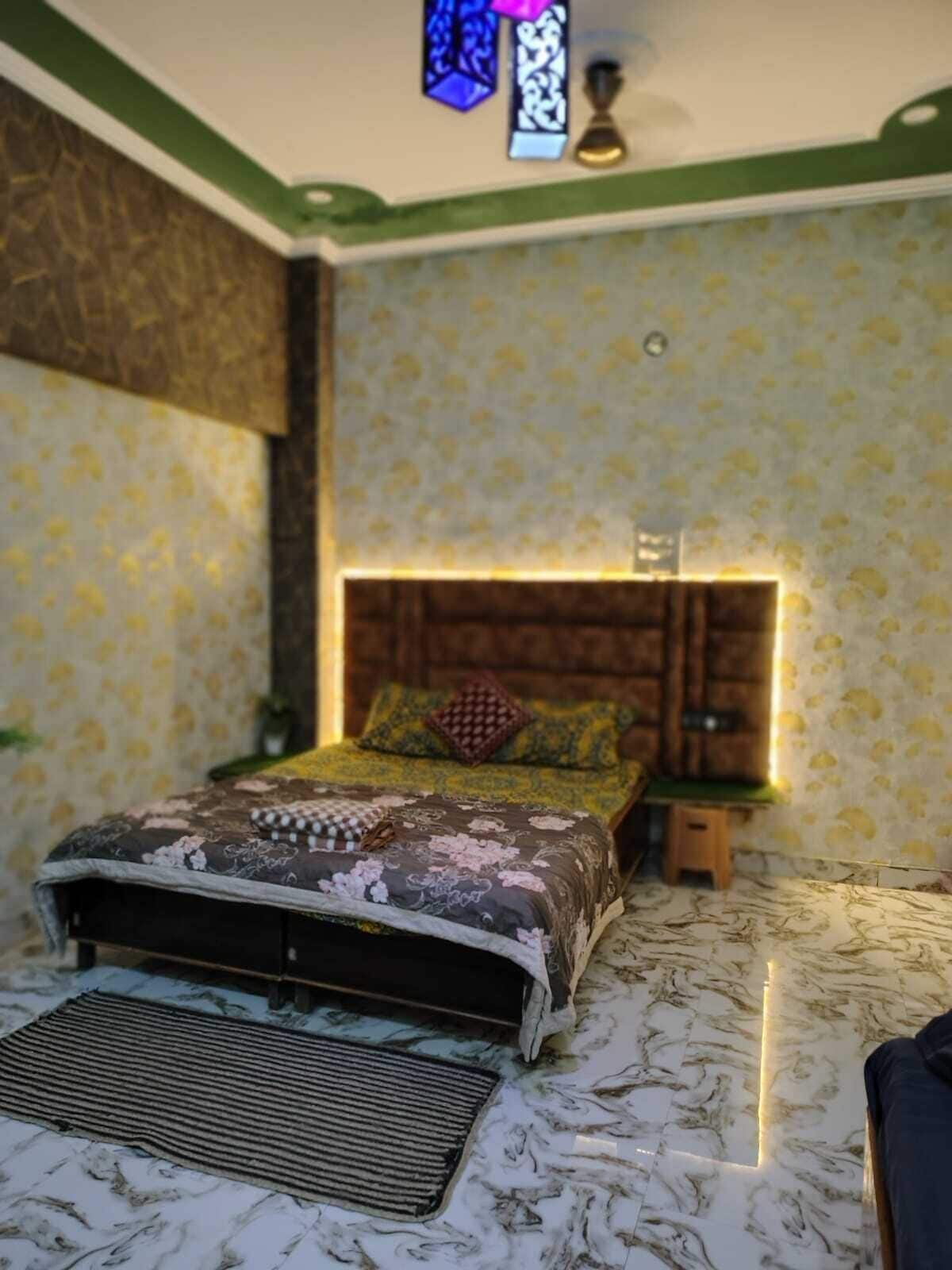 Desk, laptop workspace, free WiFi