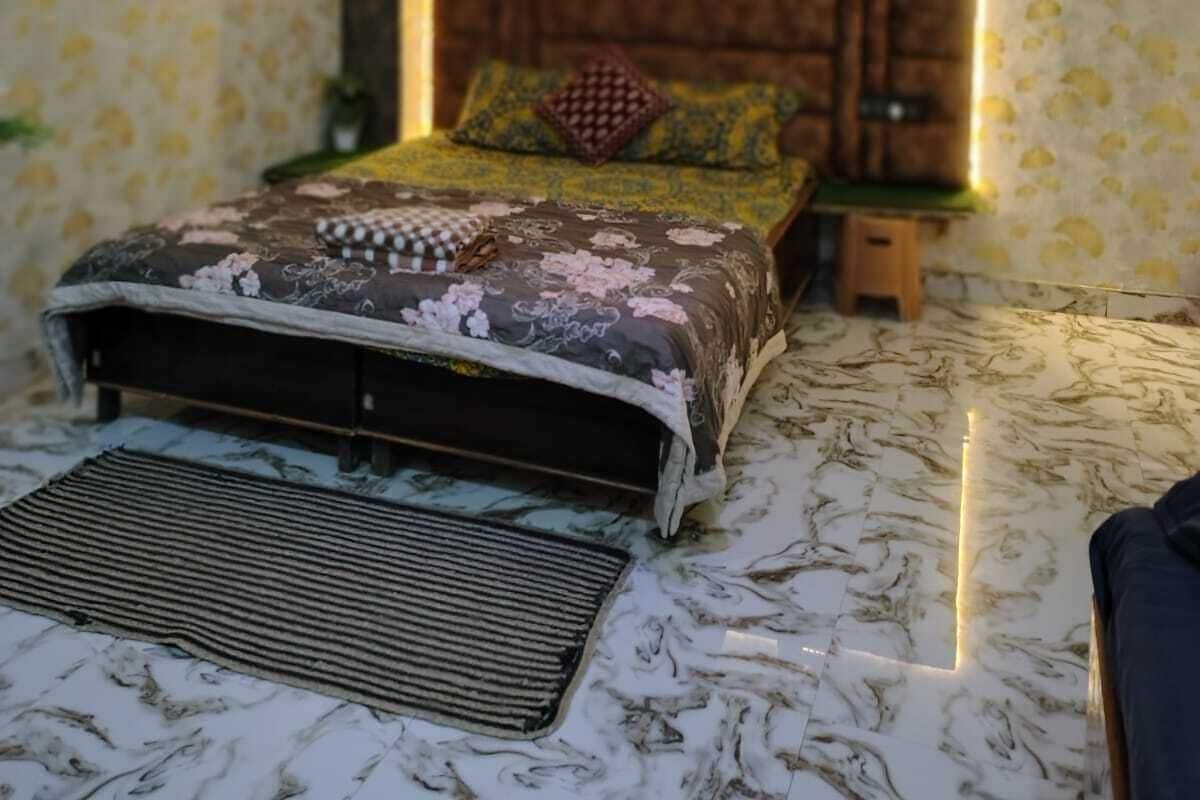 Escriptori, espai de treball apte per a portàtils i wifi gratuïta