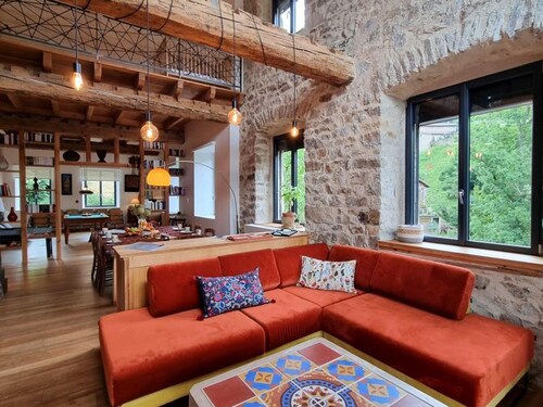 Charming lodge with terrace, billiards, and pets allowed