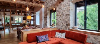 Charming lodge with terrace, billiards, and pets allowed