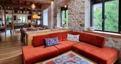 Charming lodge with terrace, billiards, and pets allowed