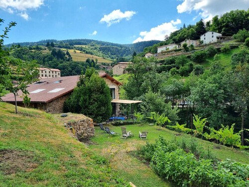 Gîte charmant avec terrasse, billard, et animaux acceptés