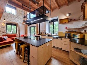 Fridge, microwave, dishwasher - Charming lodge with terrace, billiards, and pets allowed (Doizieux)