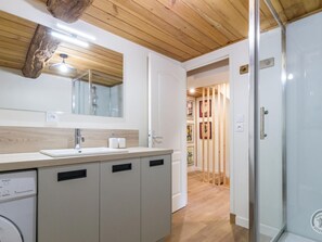 Bathroom - Charming forest-side lodge with terrace and large garden (Le Mesnil-Rogues)