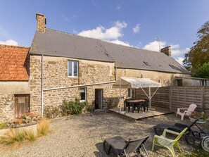 Outdoor dining - Terraced house with garden near beaches, pets allowed (Le Mesnil)